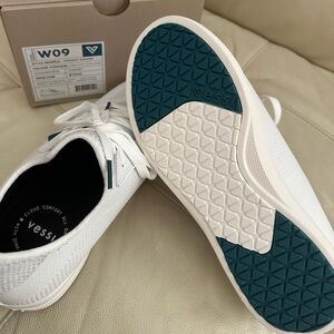 Vessi weekend sneaker, waterproof, women size 9 brand new